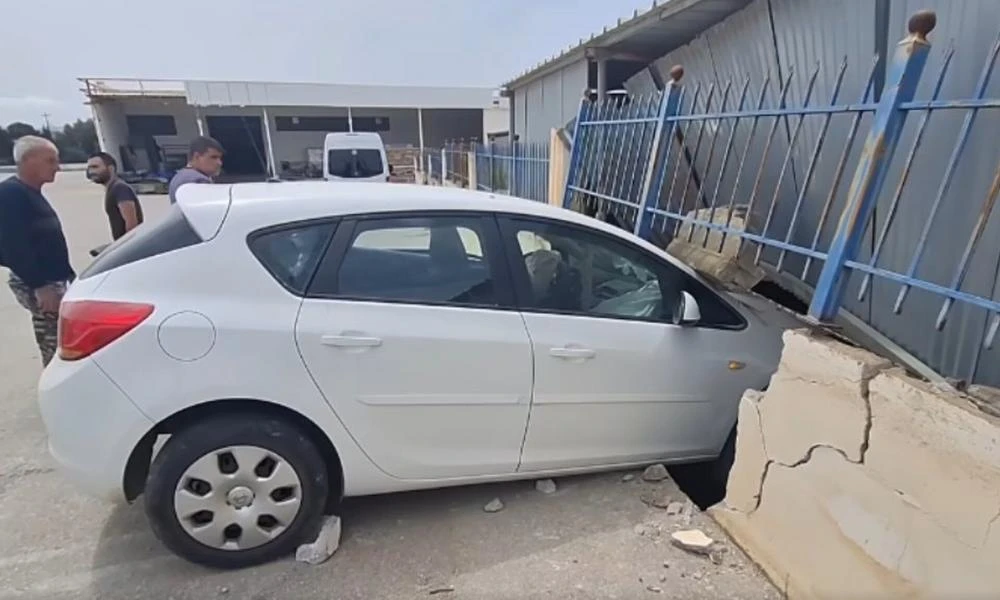 Κρήτη: Σφοδρό τροχαίο – Το αυτοκίνητο γκρέμισε τον μαντρότοιχο (βίντεο)